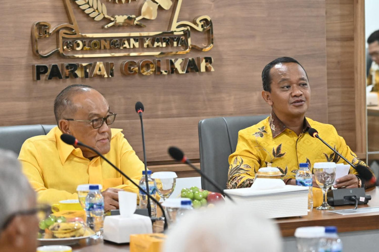 Ketum Bahlil Lahadalia Bertemu Ketua Dewan Kehormatan Aburizal Bakrie di DPP Partai Golkar