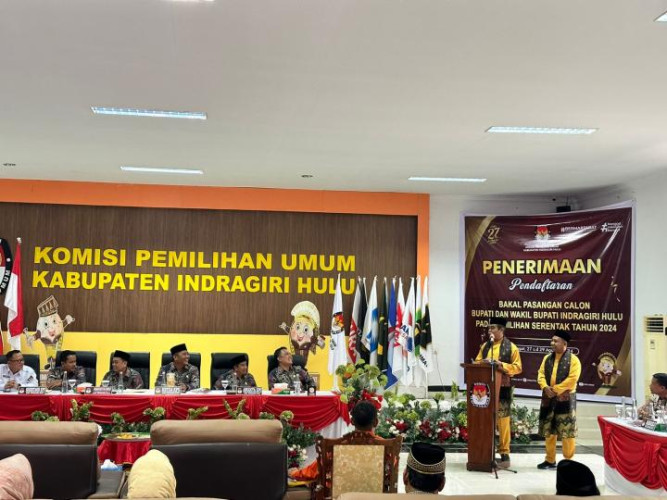 Pasangan Raja Haryono - Elda Suhanura Jadi Pendaftar Pertama di KPU INHU