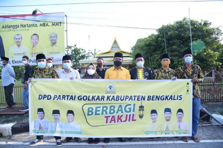 Berkah Ramadhan, DPD II Golkar Bengkalis Berbagi Takjil di Jalan