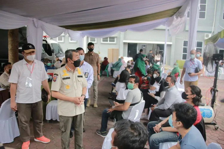 Gubri Syamsuar Tinjau  Vaksinasi Massal Kompas Gramedia Grup