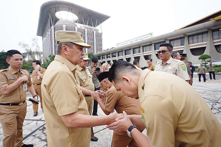 Gubri Syamsuar Pamit di Depan Ribuan ASN saat Apel