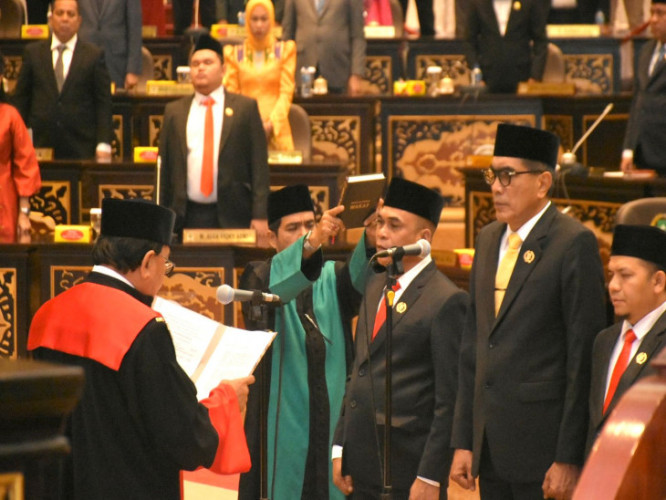 Sumpah Jabatan dan Pelantikan Pimpinan DPRD Provinsi Riau, Berikut Komposisinya