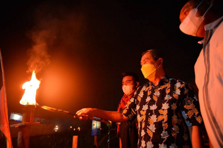 Resmikan Festival Lampu Colok di Rumbai, Gubri: Semarak Menyambut Idul Fitri