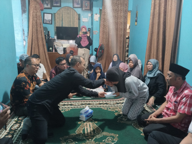 Anggota DPRD Kota Pekanbaru Fraksi Golkar Syafri Syarif Titikkan Air Mata Kunjungi Korban Duka Kecelakaan Maut