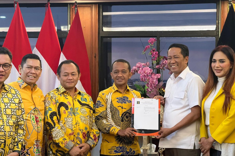 Sah! Ketum Bahlil Terima SK Kepengurusan Partai Golkar dari Kemenkum