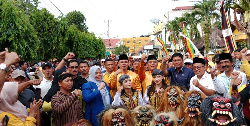 Kekuatan Rakyat, Ribuan Massa Hadir Saat Adam-Sutoyo Daftar ke KPU Kuansing