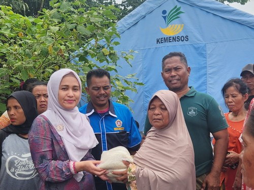 Bantu Korban Banjir, Anggota DPR RI Karmila Sari Beri Sembako dan Beasiswa di Pekanbaru