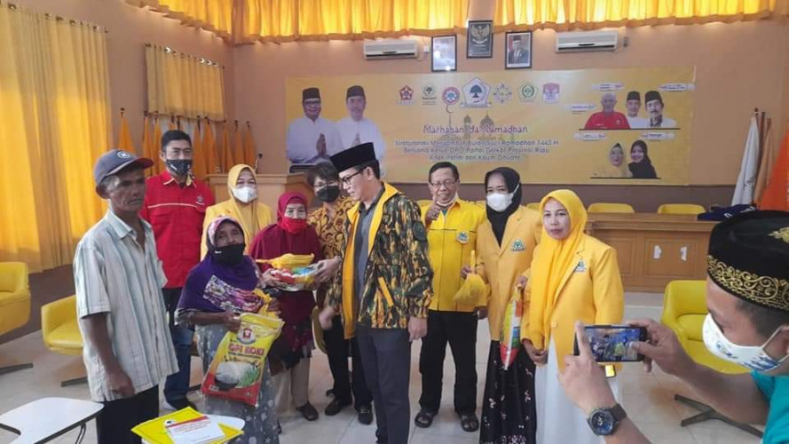 Ramadhan Berbagi, Ormas Kekaryaan Riau Bagikan Sembako Untuk Petugas Kebersihan
