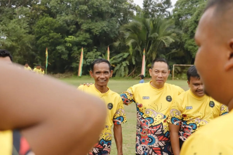 Ketua DPRD Siak Tur Sepakbola Ke Kampung-Kampung