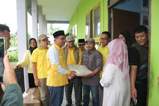 Semarak HUT ke-61, Golkar Inhil Tebar Kepedulian bagi Lansia dan Anak Yatim