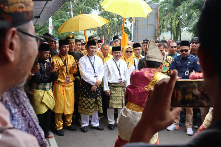 Diantarkan Ribuan Simpatisan, Pasangan Suwai Pendaftar Pertama Pilgubri 2024 di KPU Riau
