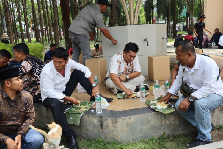 Usai Dilantik jadi Pimpinan Sementara DPRD Riau, Indra Gunawan Eet 'Ngemper' Makan Nasi Bungkus di Halaman Masjid