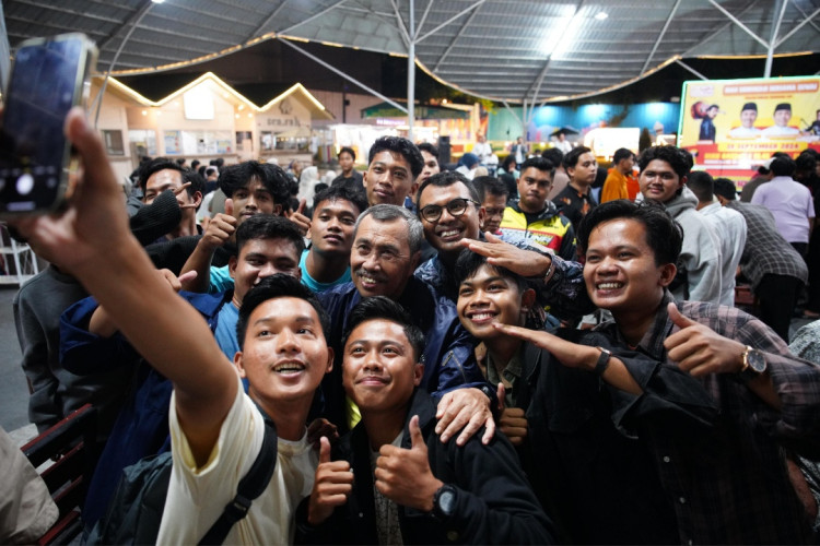 Malam Puncak Riau Bekreasi bersama SUWAI, Kaum Muda Riau Berebut Selfi dan Foto Bareng Calon Gubri Syamsuar