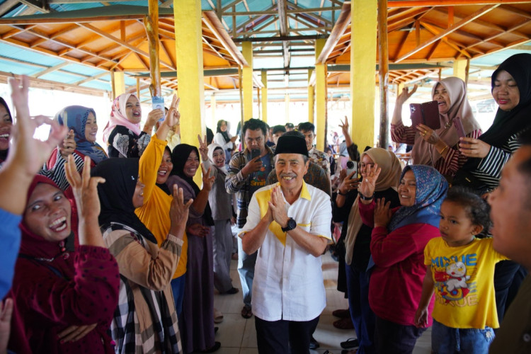 Massa Emak-Emak Kuansing Antusias Sambut Cagubri Syamsuar Nomor Urut 3