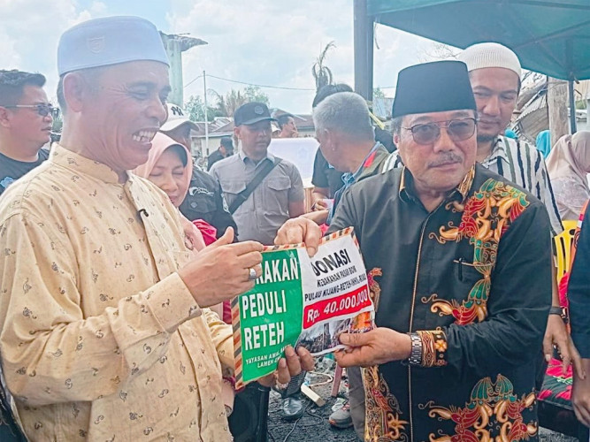 Peduli Reteh, Jamil Laena dari Fraksi Golkar Inhil Salurkan Bantuan Korban Kebakaran Pasar Bom