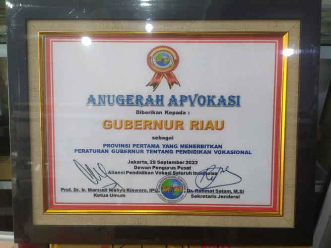 Peduli Pengembangan Pendidikan Vokasi, Gubernur Riau Syamsuar Dapat Penghargaan APVOKASI