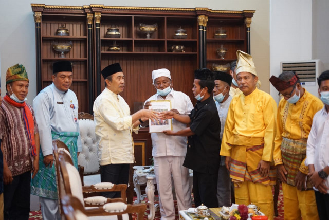 Terima Curhatan Suku Talang Mamak, Gubri Syamsuar Siap Perjuangkan Hak Kaum Adat