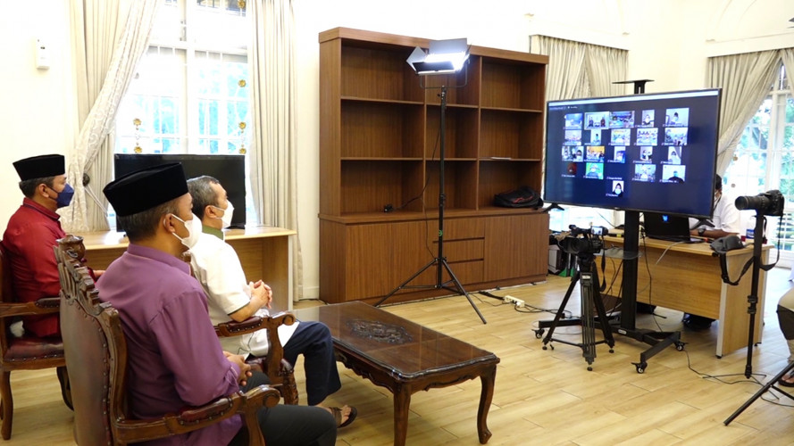 Penuh Haru, Gubri Syamsuar Saat Silaturahmi Virtual Bersama Nakes dan Pasien COVID-19